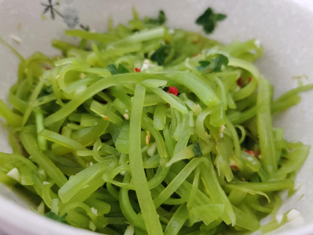 厨师长教你：夏日开胃小菜“凉拌莴笋丝”的家常做法，简单易学赶紧收藏吧