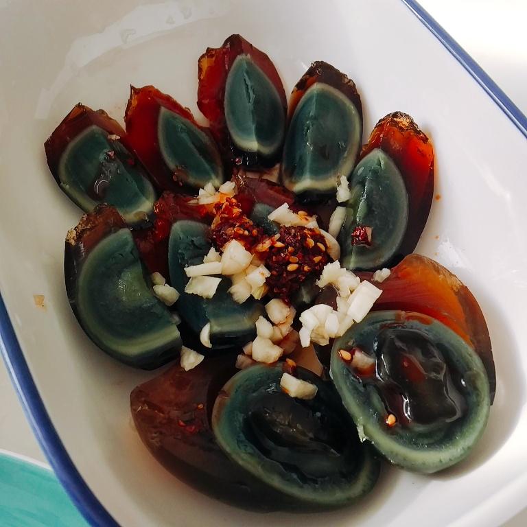 拌松花蛋的做法步骤图 拌松花蛋怎么做好吃 佛系做菜不好吃也饿不死 下厨房