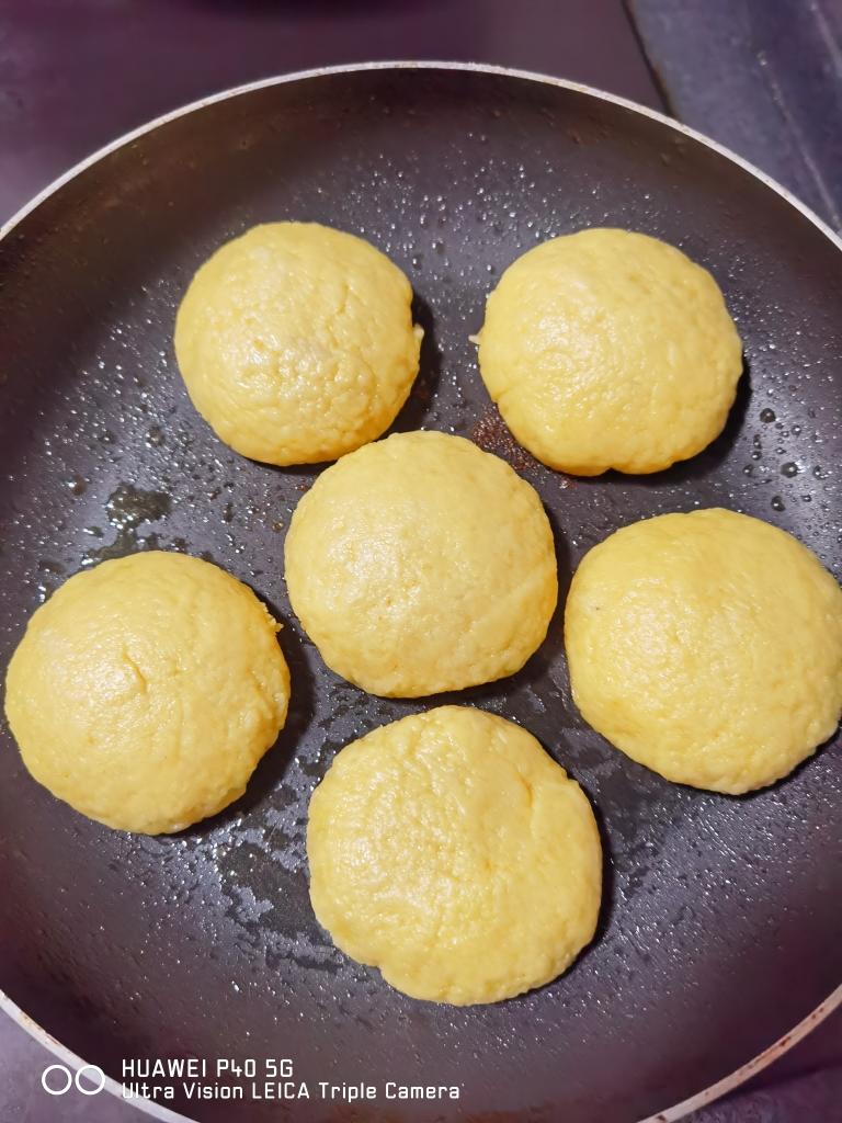 平底锅做玉米饼的做法