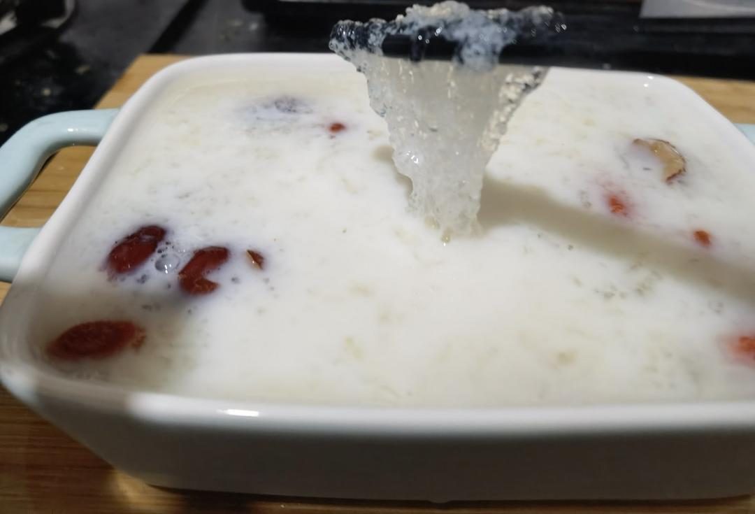 桃胶雪燕皂角米炖牛奶