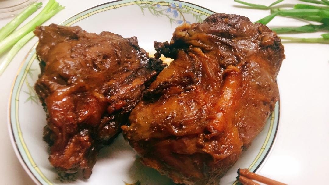 雪白的花猫三爷做的【老饭骨】五香酱牛肉,很香的一口酱牛肉