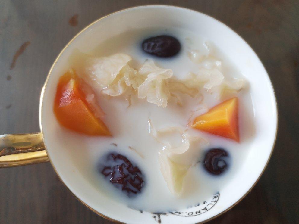 木瓜银耳红枣牛奶羹