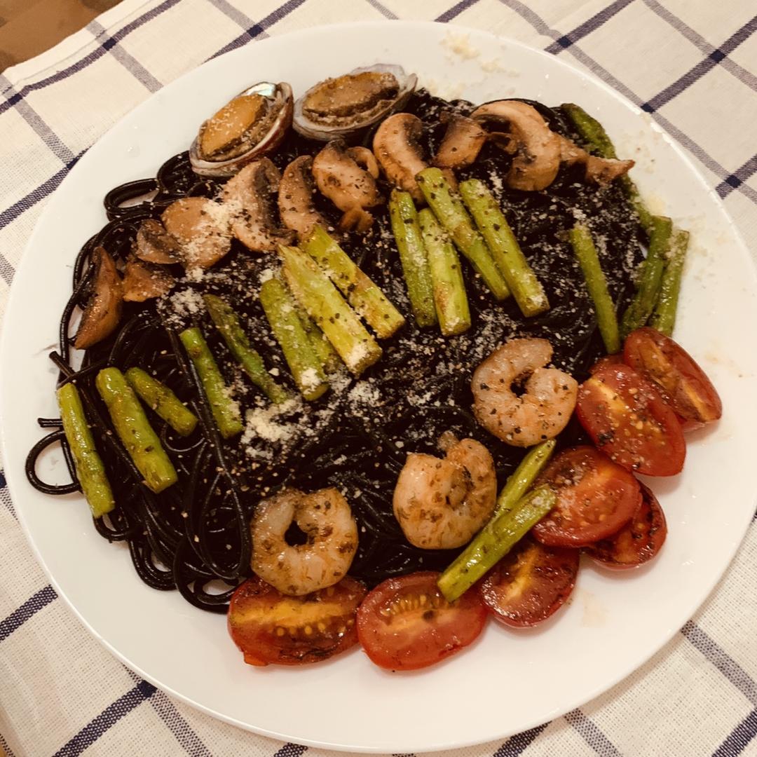 海鲜墨鱼汁意面