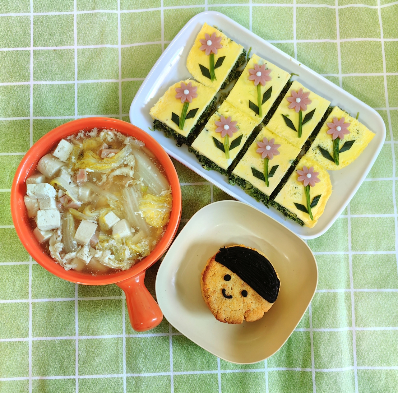 今日早餐：娃娃脸蛋糕，菠菜蒸蛋，白菜豆腐汤