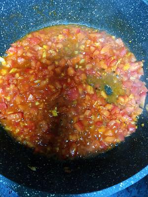 这样做的番茄鸡蛋面 色香味俱全 汤汁浓郁 食欲倍增 最简单受欢迎的一道美食非他莫属 👇🏻👇🏻👇🏻👇🏻👇🏻👇🏻的做法 步骤4