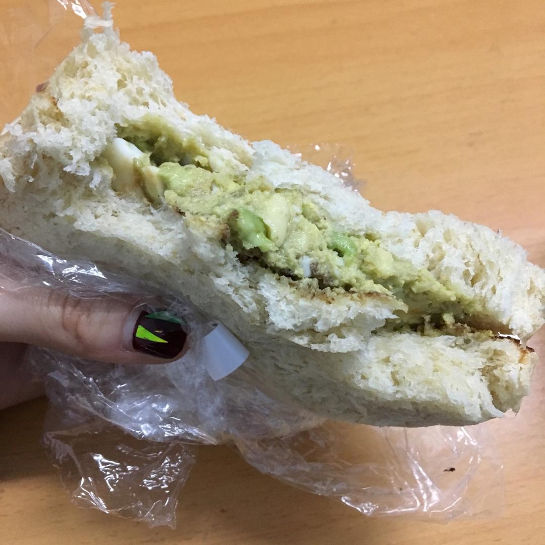 牛油果鸡蛋三明治