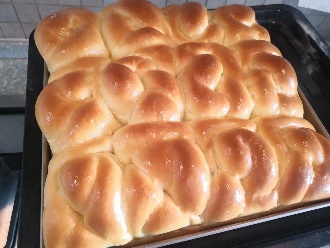 柔软拉丝的老式面包