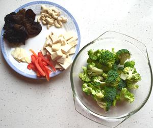 木兰腰果炒豆干（预防高血压）的做法 步骤1