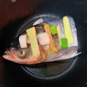 鲜嫩鱼头焖锅🐟很容易上手的做法 步骤1