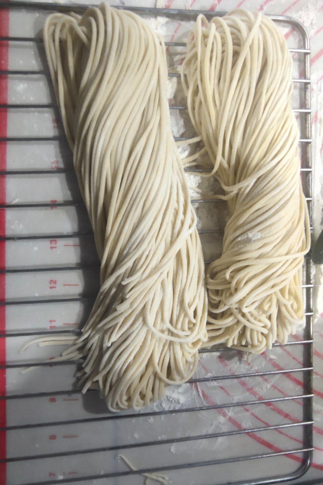 【果蔬面条的制作】（第二讲），压面机做面条、包子、馒头（以压代揉）的压面的基本技能，压得好又漂亮。