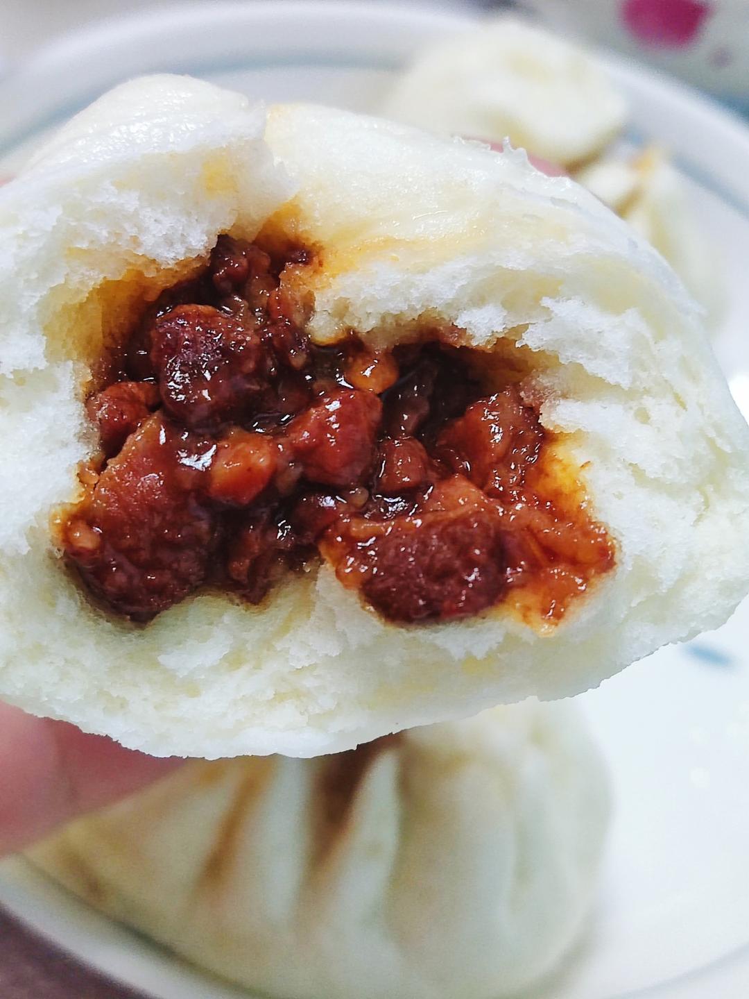 云朵般松软爆浆蜜汁叉烧包