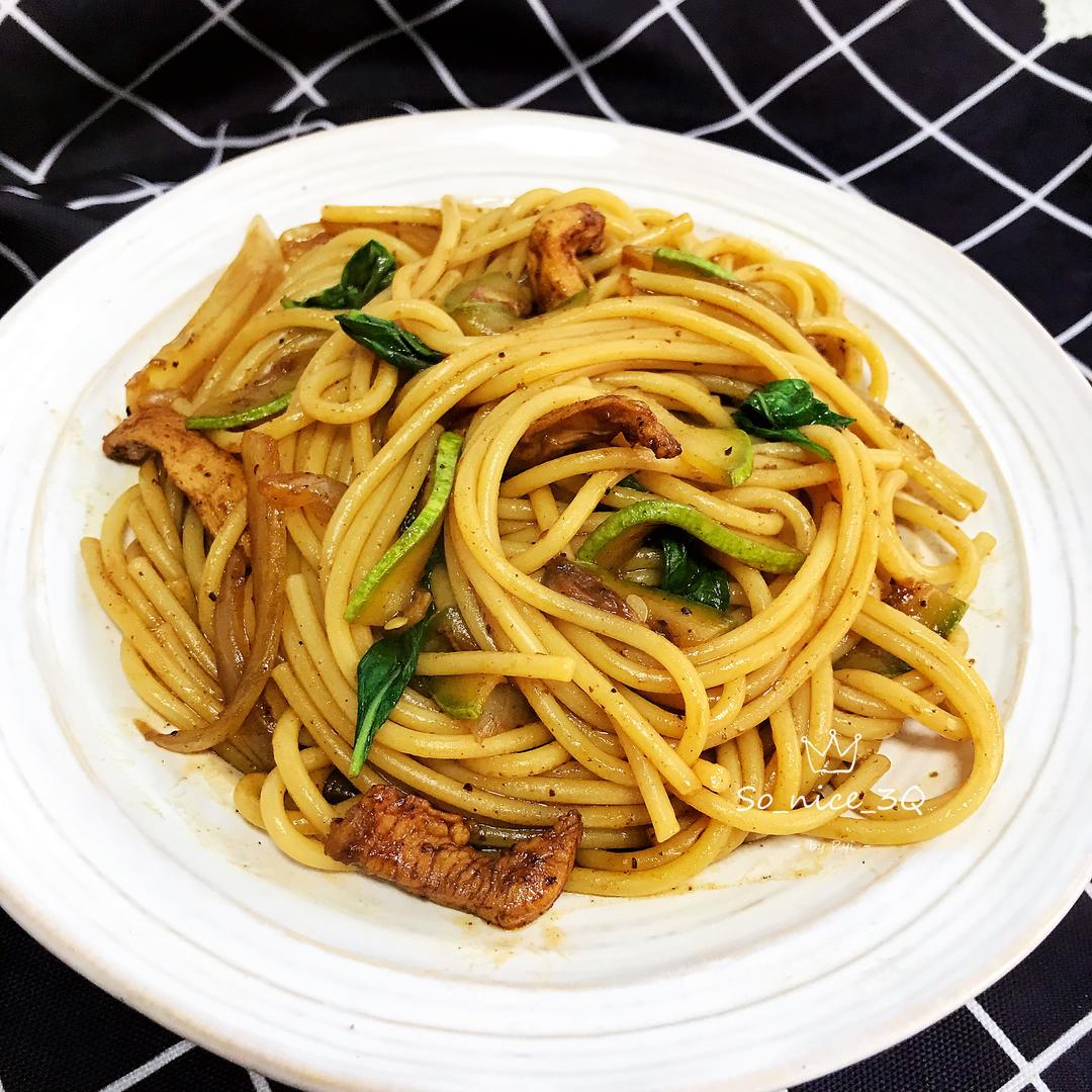 黑胡椒洋葱鸡肉意面的做法