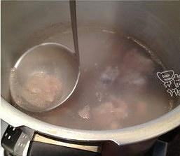 黑蒜排骨汤的做法 步骤3
