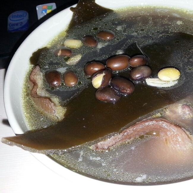 海带黑豆肘子汤的做法