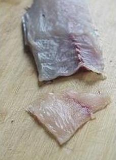 剁椒紫苏汆鱼片的做法 步骤3