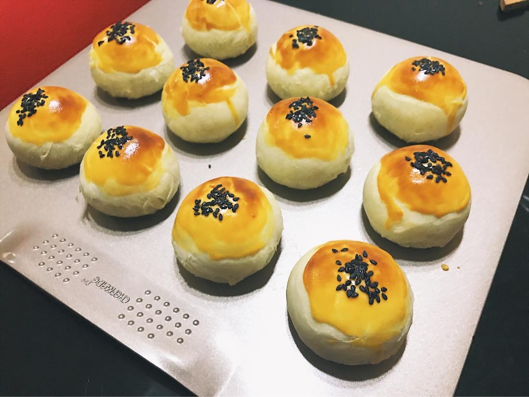 蛋黄酥 Danhuangsu