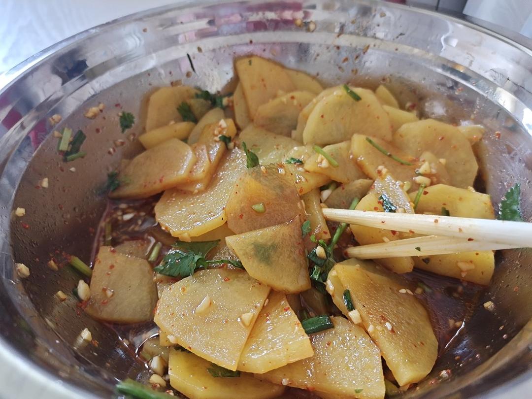 土豆销魂吃法！酸辣开胃的凉拌土豆片