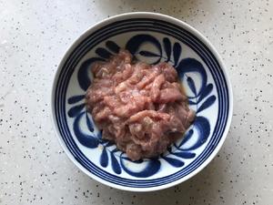 韭黄豆干炒肉丝的做法 步骤4