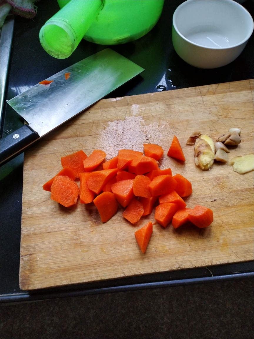 香茹萝卜鸡块的做法 步骤4