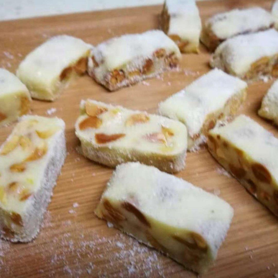 咸蛋黄肉松牛轧酥