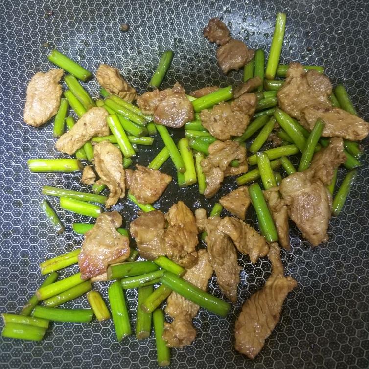 简单易做的下饭菜－蒜苔炒肉