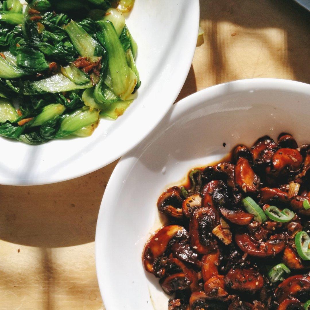 不放味精、盐，有点蒜香味的蚝油口蘑