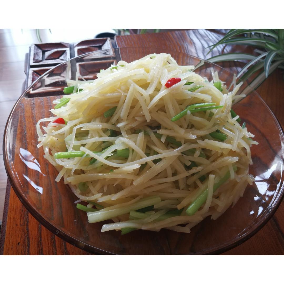 小芹菜炒土豆丝