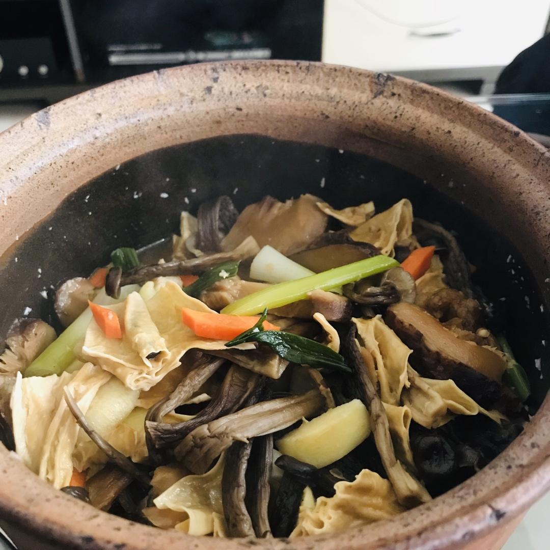 杂菇煲