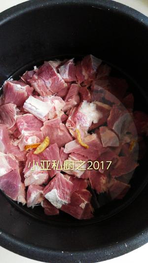 家常红烧牛肉炖土豆的做法 步骤1