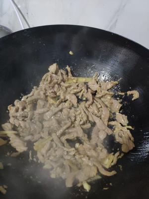 闲妹纸☞家常版芹菜炒牛肉的做法 步骤3