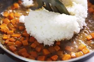 咖喱海鲜炒饭（视频菜谱）的做法 步骤12