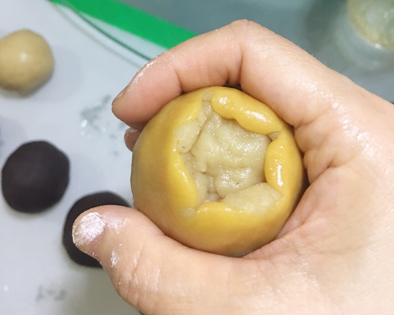 广式莲蓉蛋黄月饼的做法 步骤8