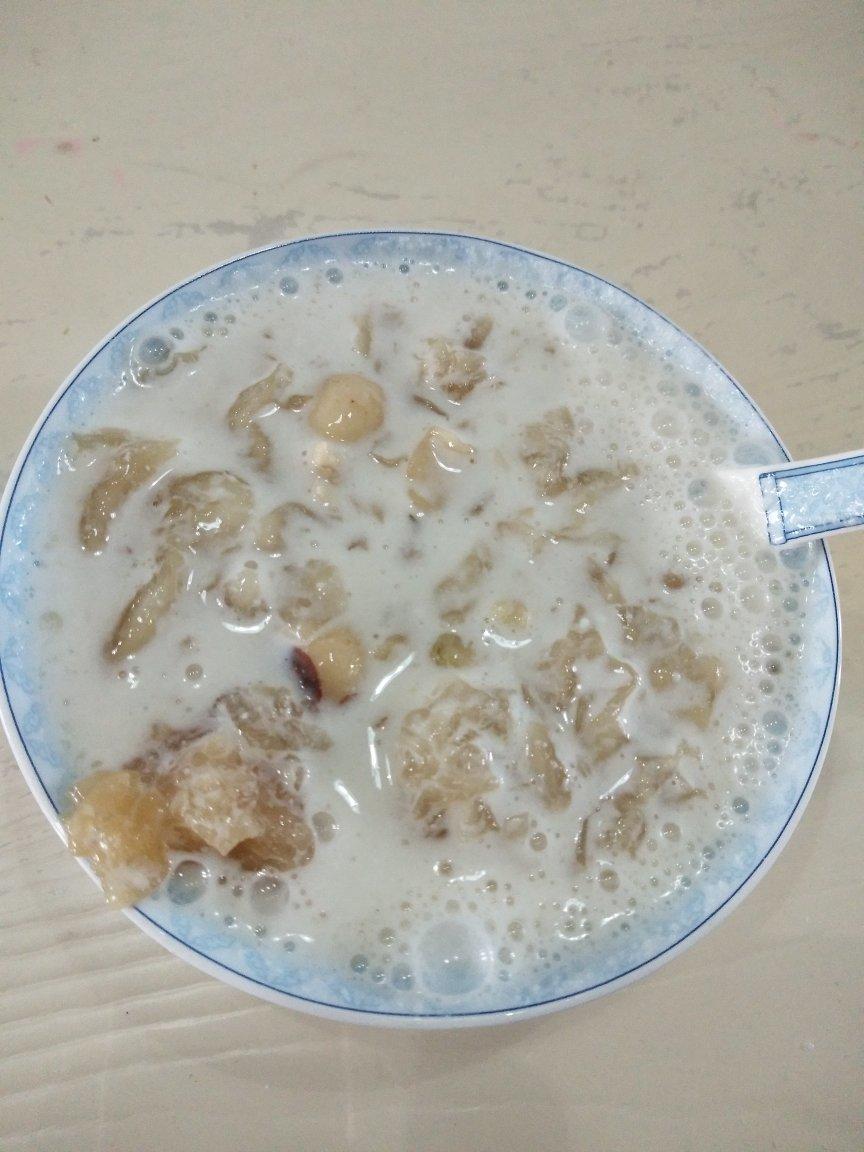 椰香银耳莲子羹