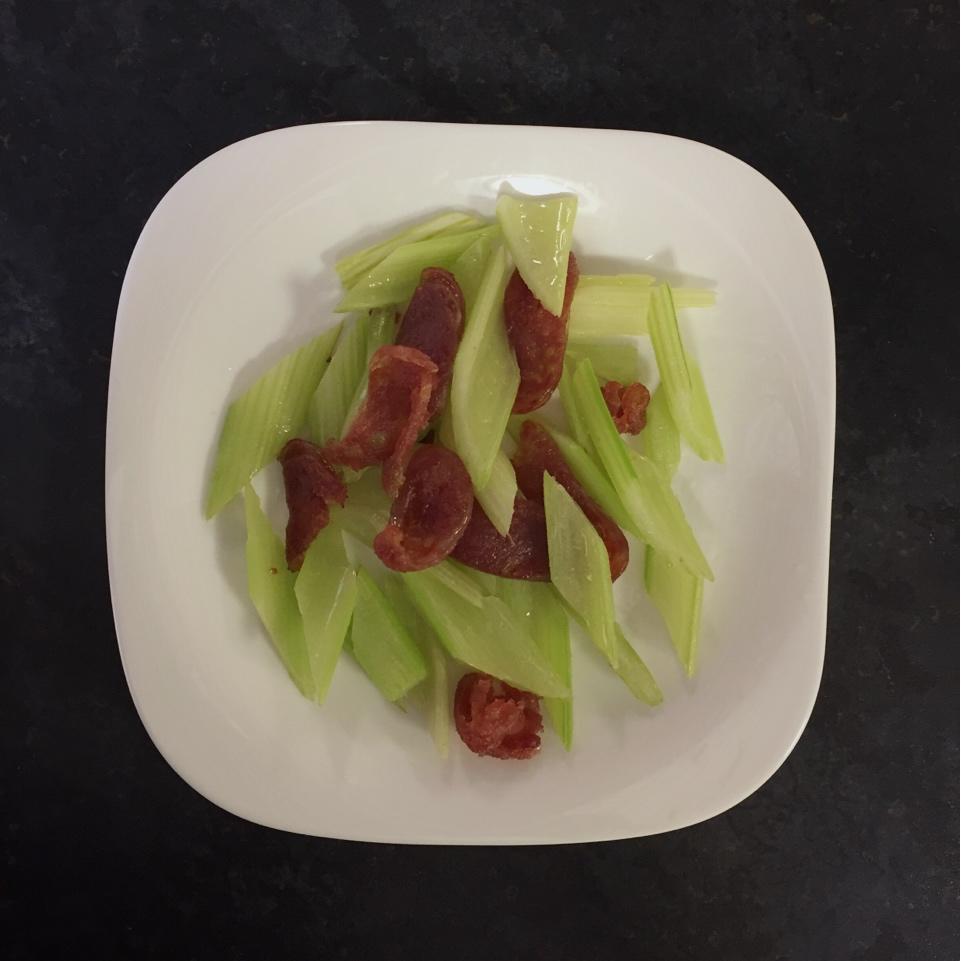 西芹炒腊肠（热菜）