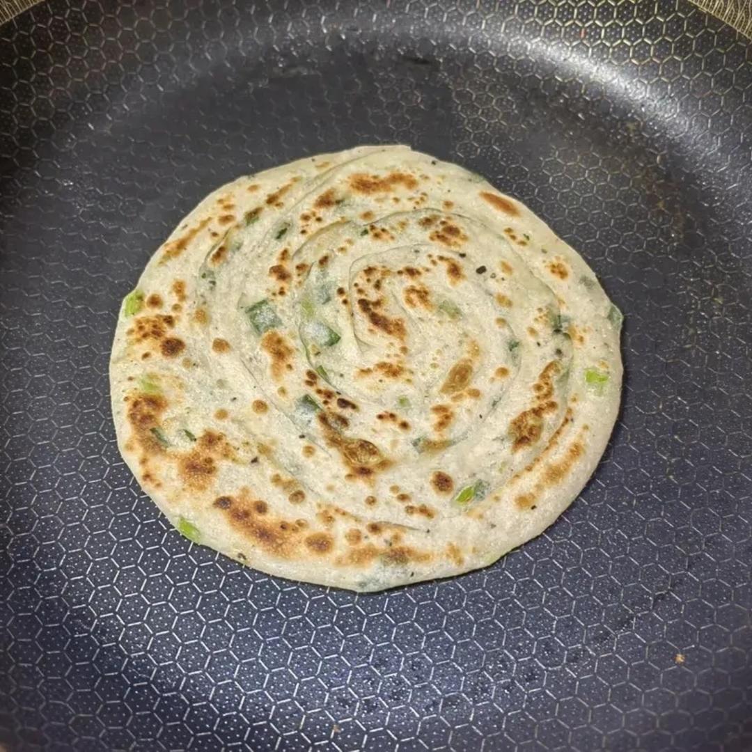 家常葱油饼 柔软多层 凉了也不硬 附细节视频详解