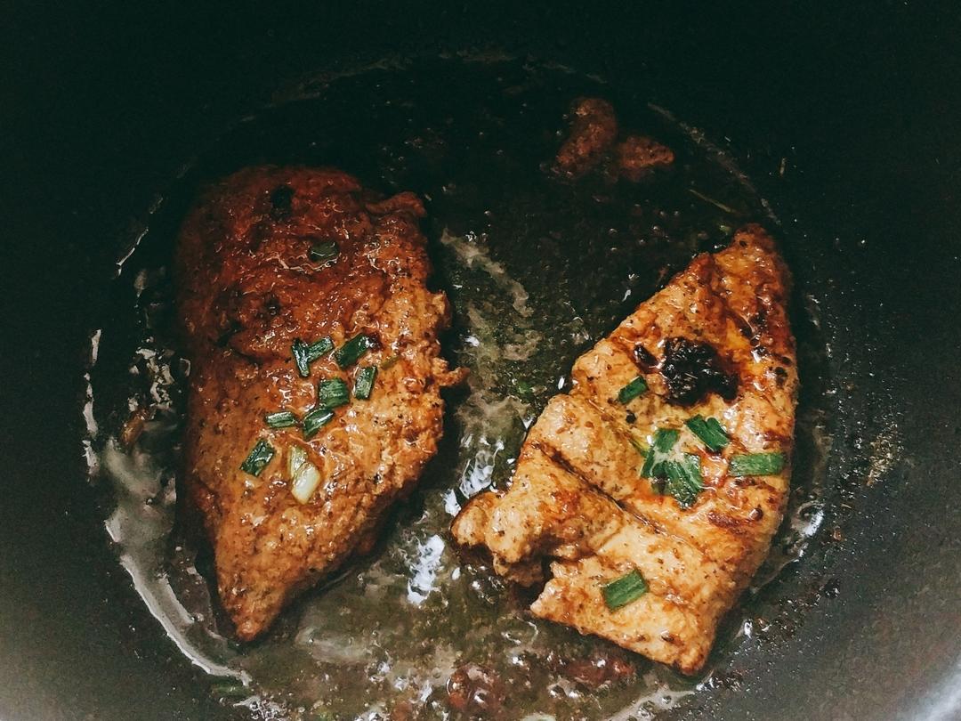 电饭锅煎鸡胸肉生菜卷的做法 步骤5