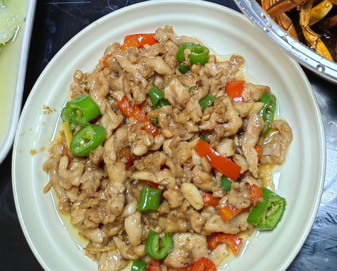 巨好吃的青椒炒鸡胸肉丝，超下饭