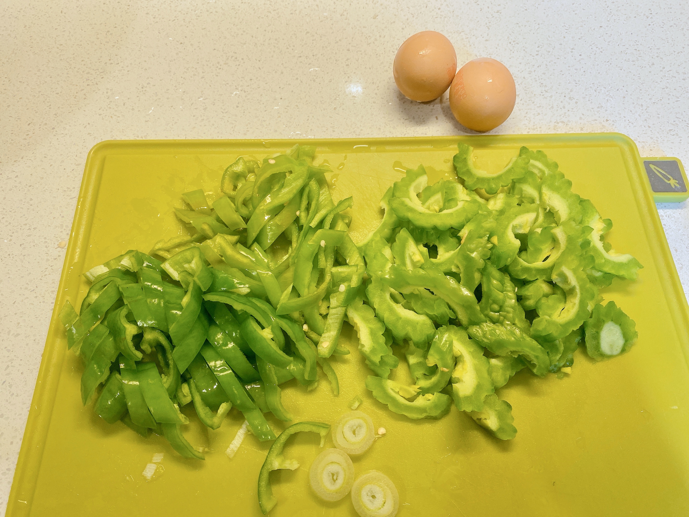 苦瓜尖椒炒鸡蛋的做法 步骤2