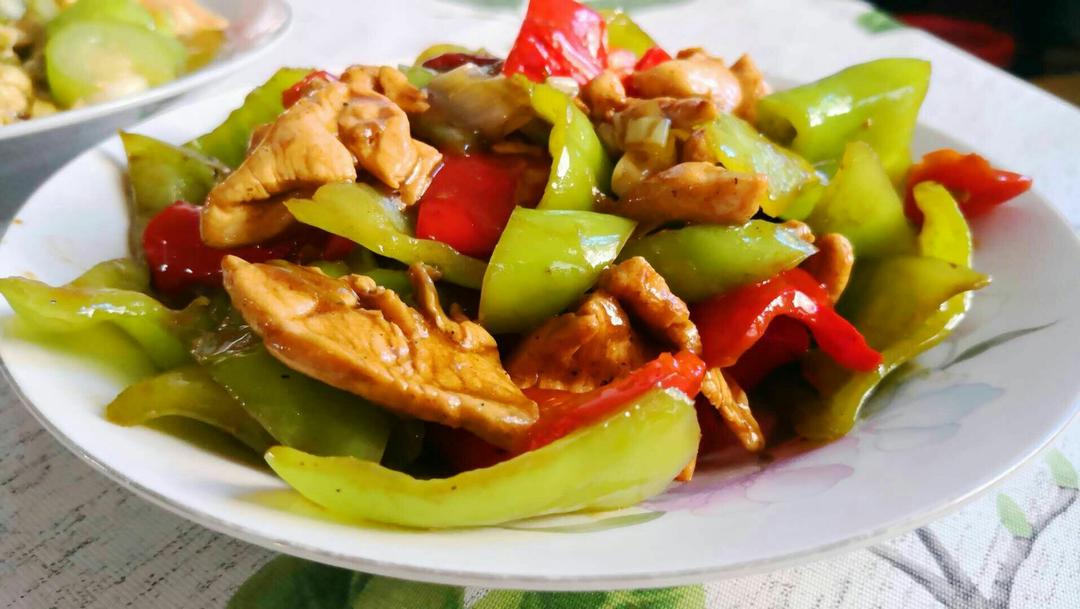 天地人和18537做的把鸡肉炒的嫩嫩的青椒溜鸡片