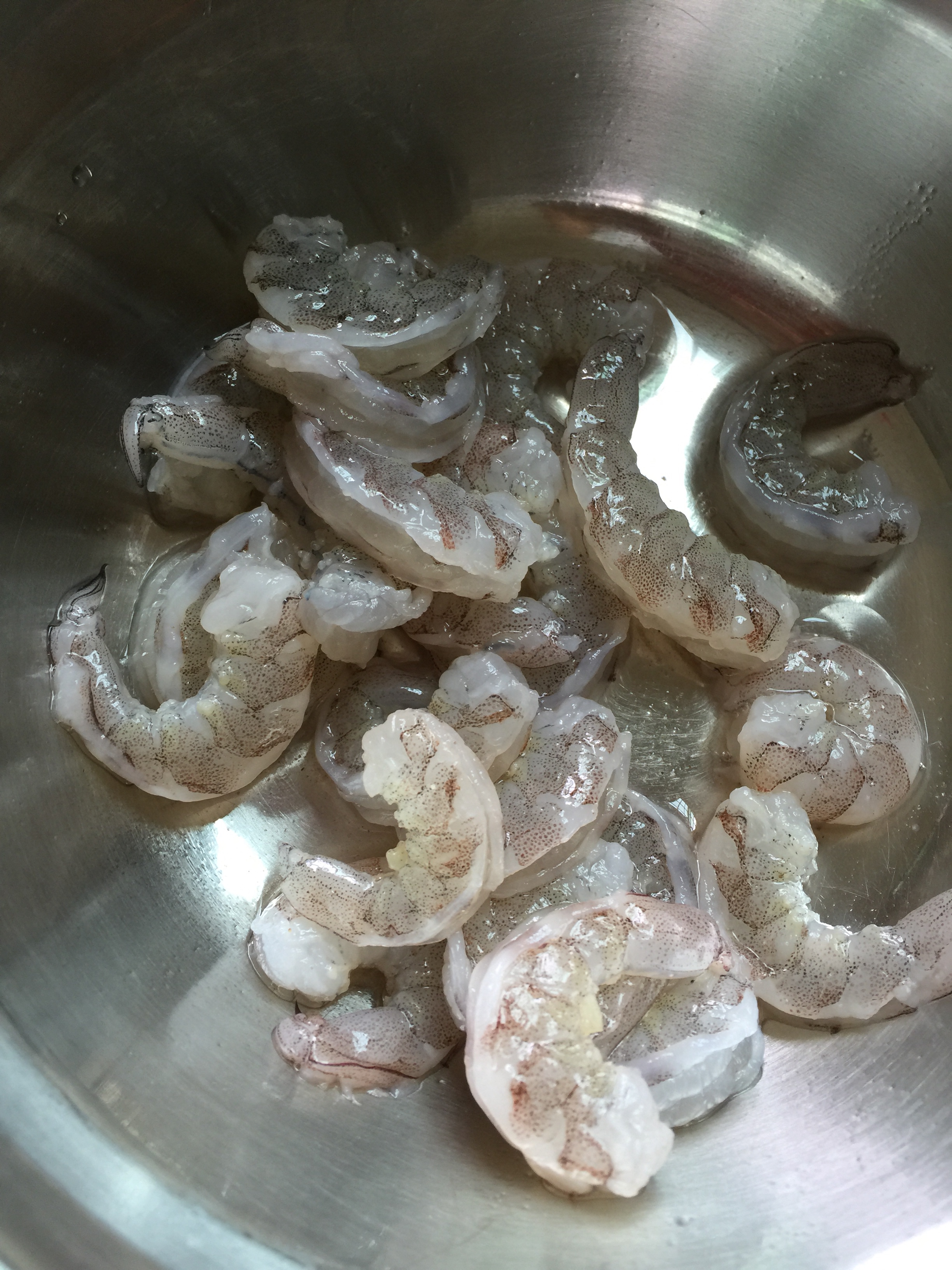 鲜虾仁——拨虾壳最快最好的方法的做法 步骤1