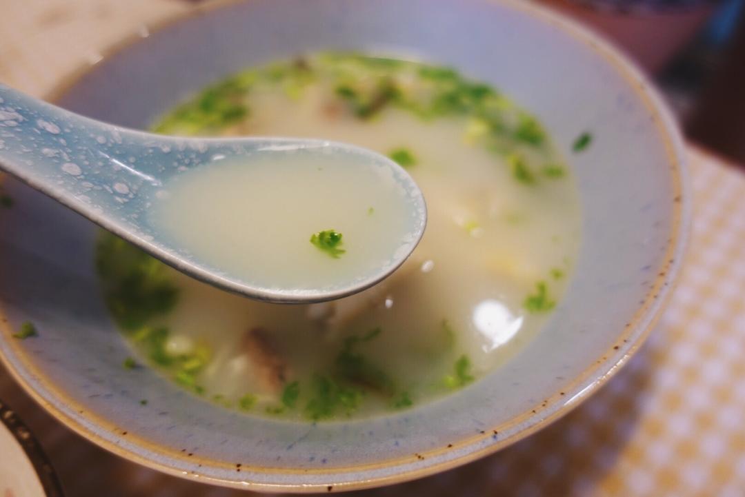 奶白鲫鱼汤（只加葱、姜、白胡椒粉）