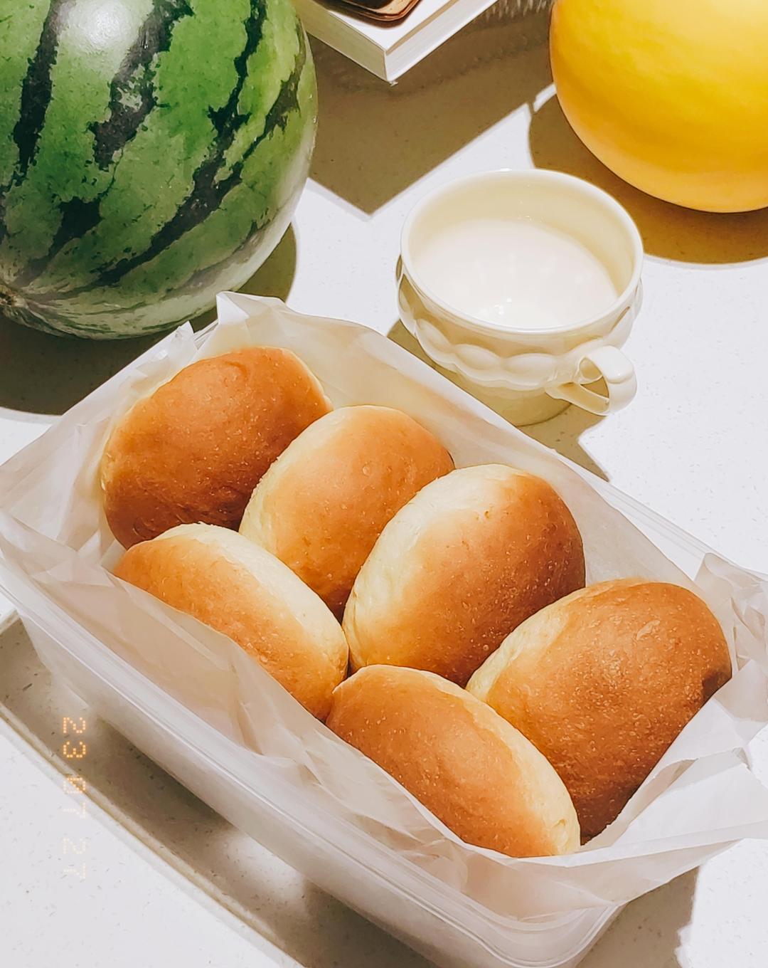 又香又软又拉丝，咬一口奶香十足！超治愈的淡奶油波兰种小餐包