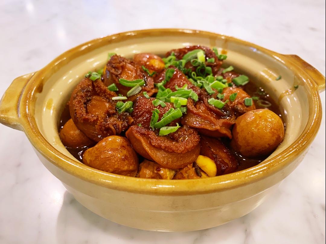 鲍鱼仔鹌鹑蛋红烧肉