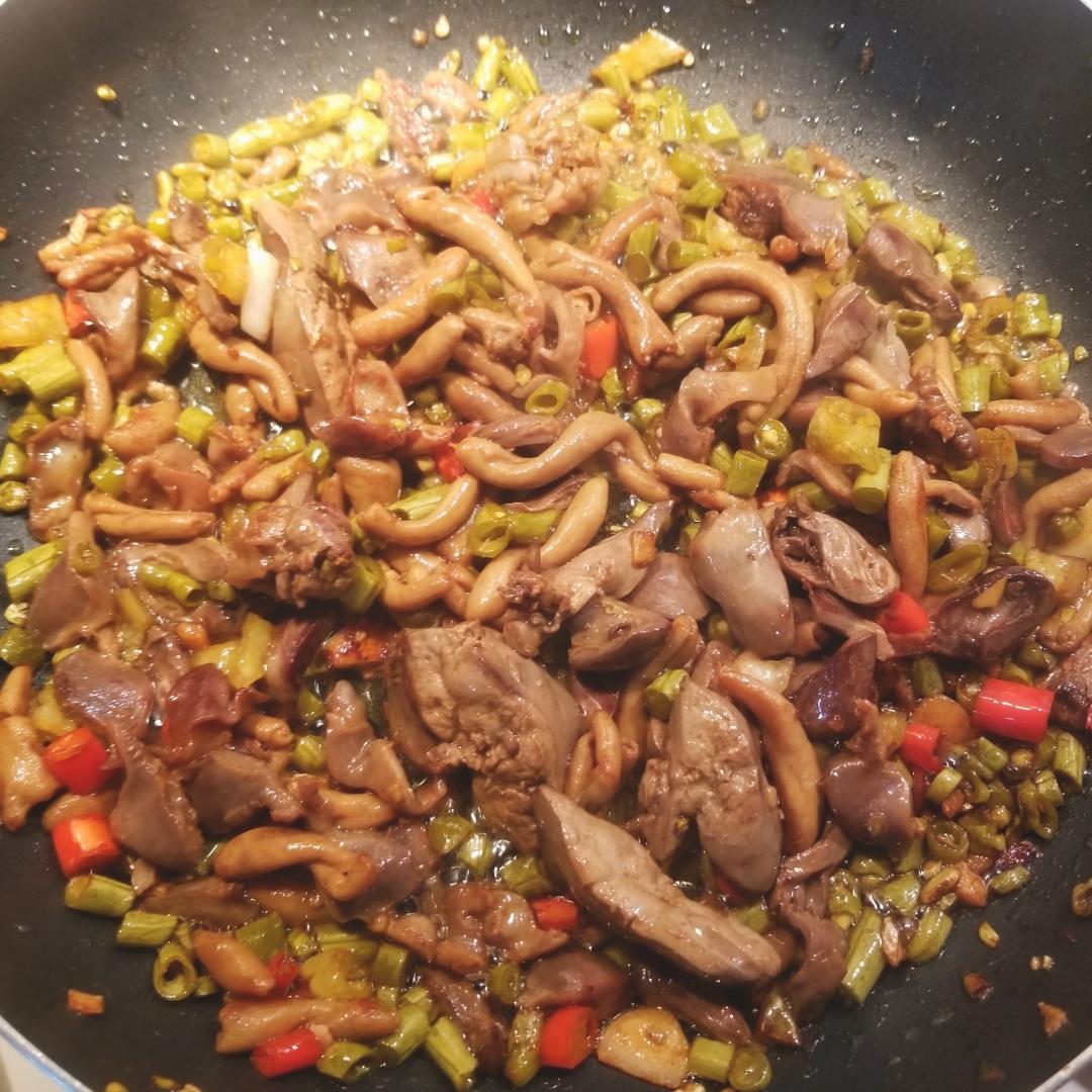 酸豆角泡椒炒鸡杂       （巨！下！饭！！！）的做法