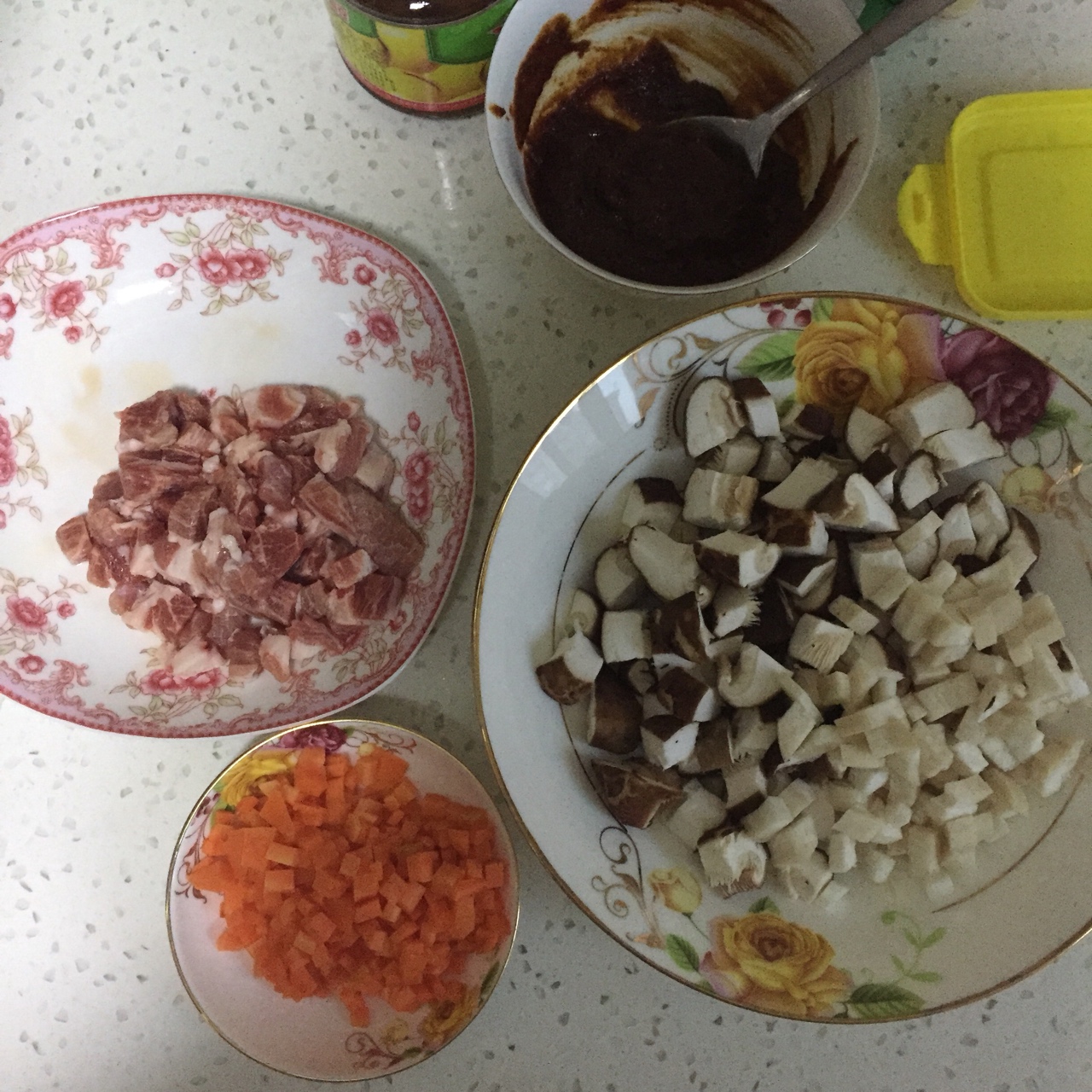 万能香菇肉酱的做法 步骤2