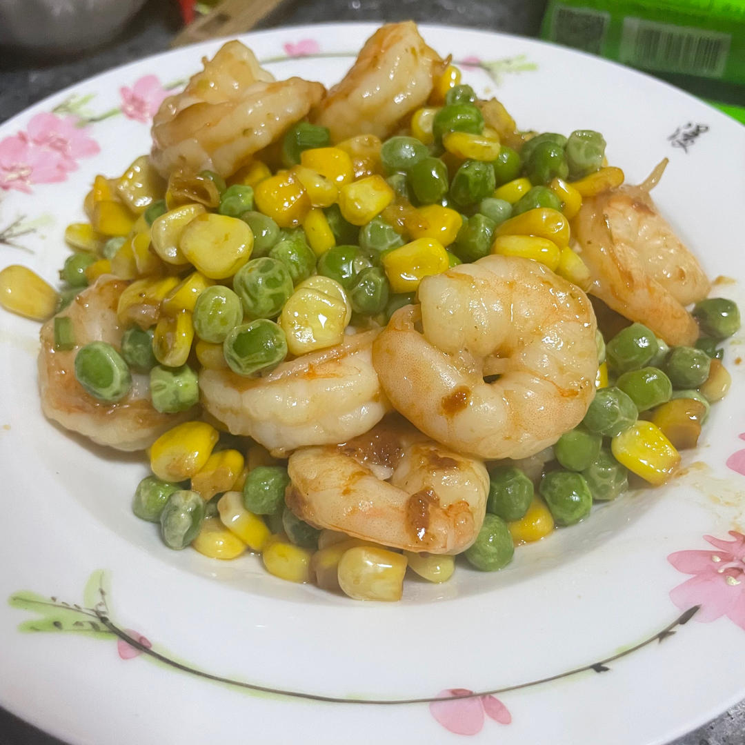 青豆，胡萝卜，玉米炒虾仁。