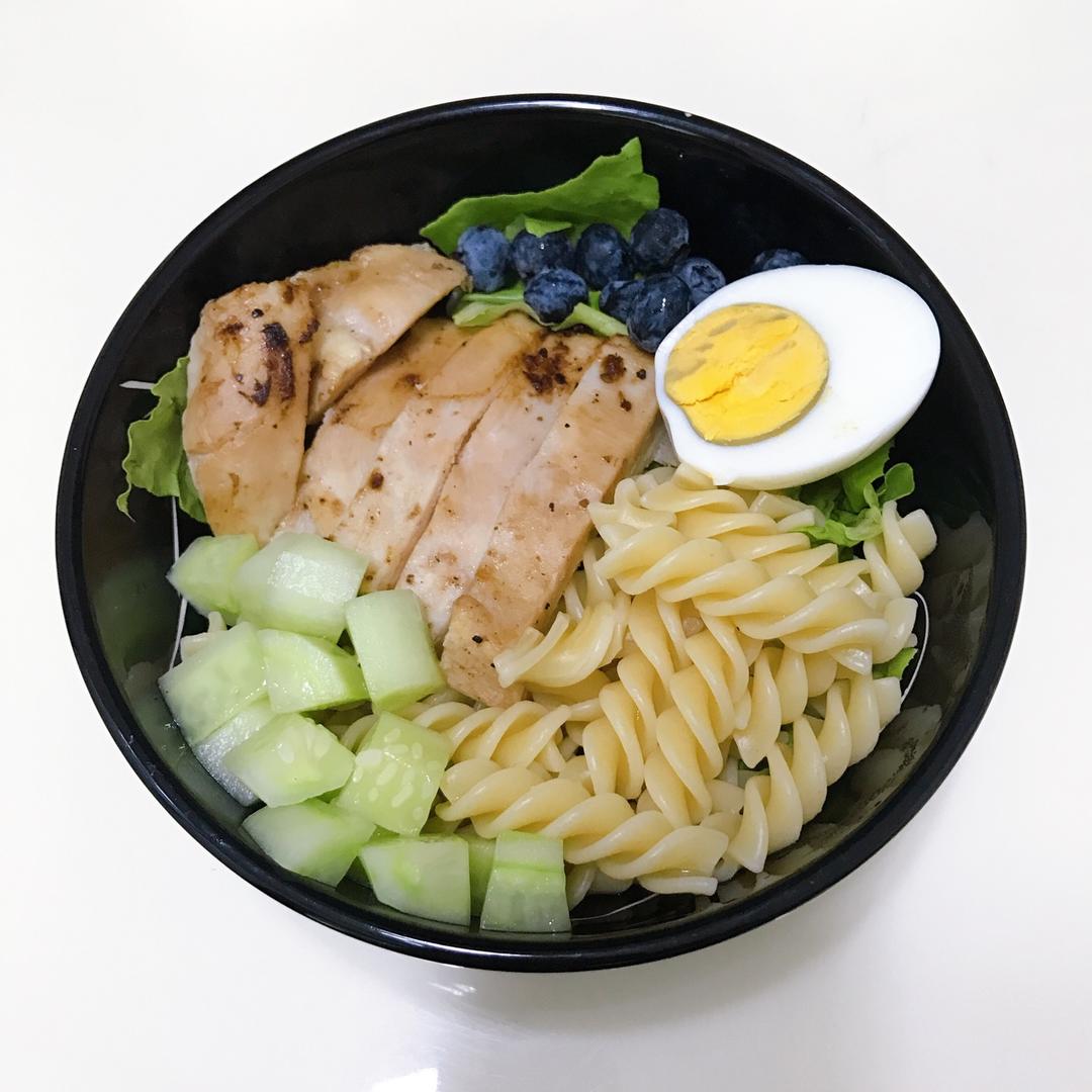 【减脂餐】烤鸡胸肉生菜意面沙拉
