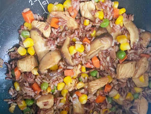 低卡香菇鸡胸肉焖糙米饭，有电饭煲就能做的做法 步骤6