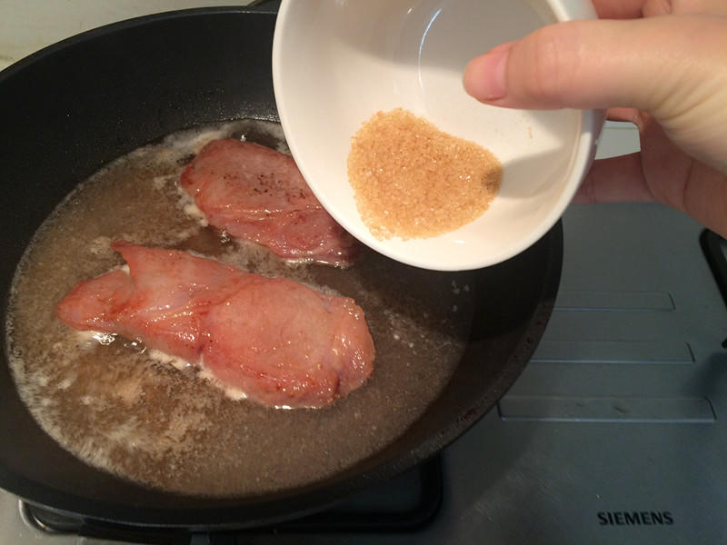 超简单平底锅叉烧肉，多汁味浓不能再快手的做法 步骤5
