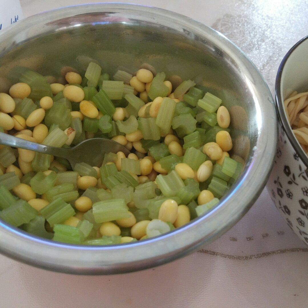 爽口小咸菜（芹菜黄豆）
